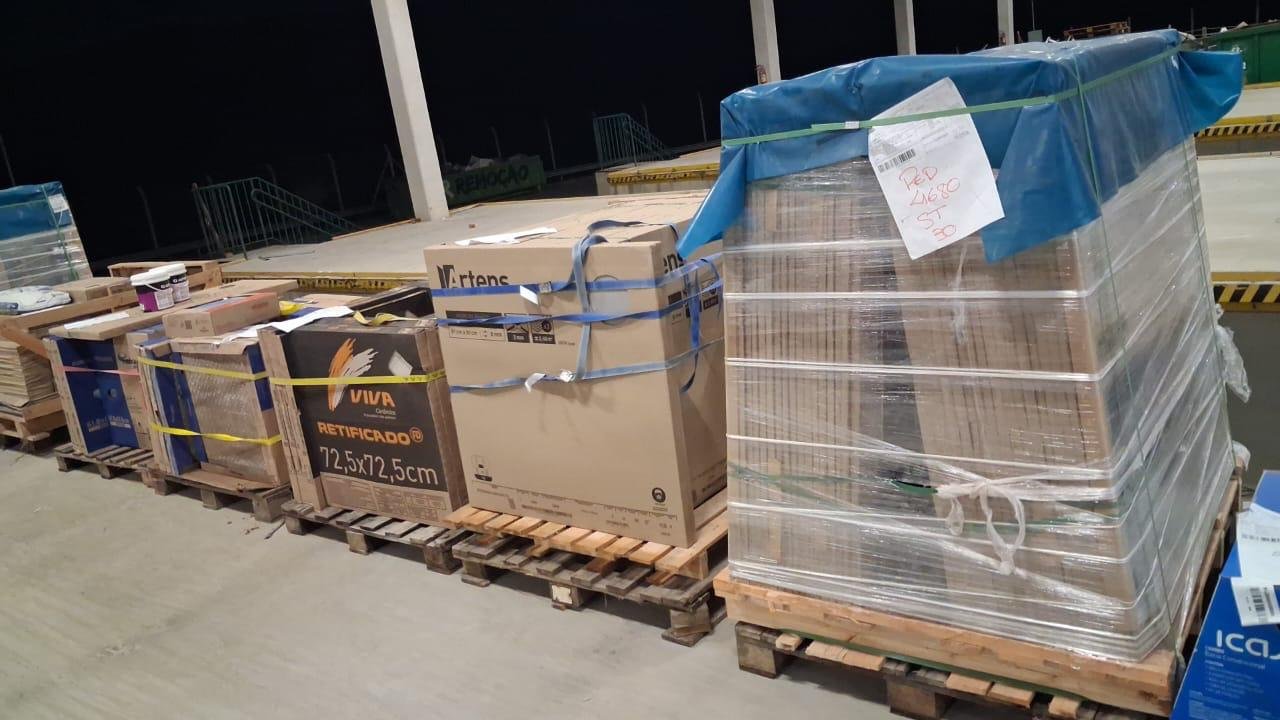 Carga organizada em pallets durante operação da Peixoto Serviços